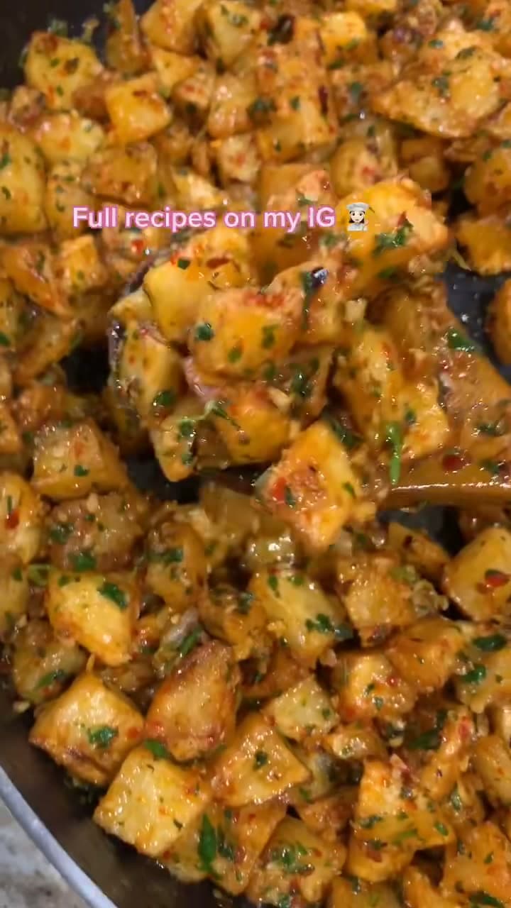 Spicy Garlic Potatoes (Batata Jarra)