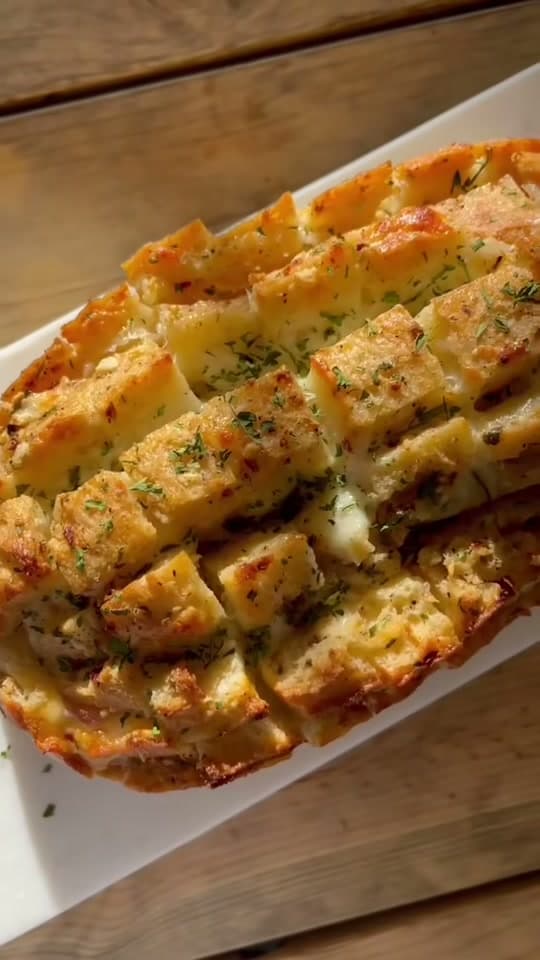 Garlic Cheesy Pull-Apart Bread